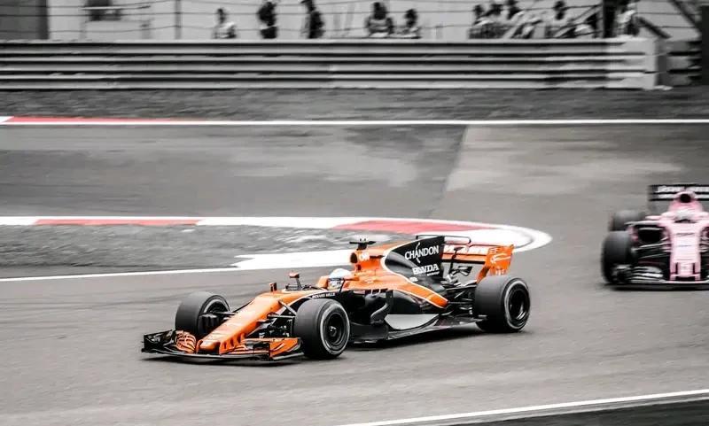 如何看待美国IT大佬出轨被拍 美国IT大佬出轨被拍之事，着实令人喟叹。安迪·拜伦