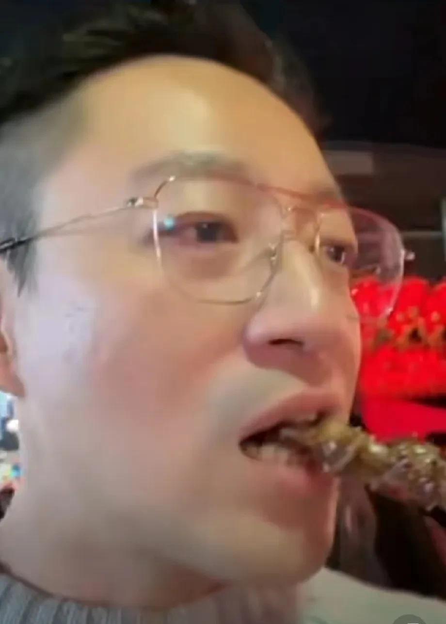 东北大羊肉串是夏季必备的下酒肉。
没想到身为北京人的汪小菲也如此之喜爱，不但爱吃