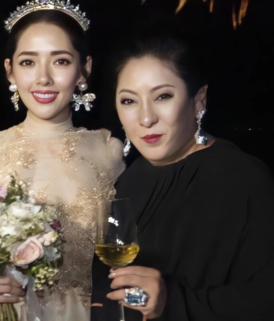 我敢说，郭碧婷嫁给谁，都会幸福。

但向家换个儿媳妇，就不一定了。

这