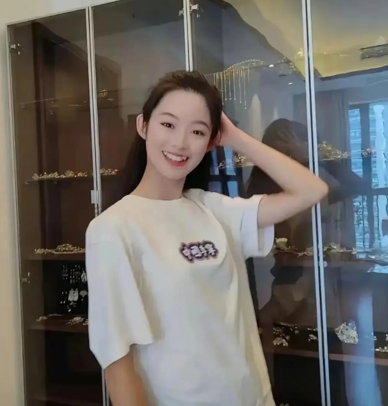 现在人与人之间，怎么连一点信任感都没有呢？

黄杨钿甜都说了，她戴的不是正品，是