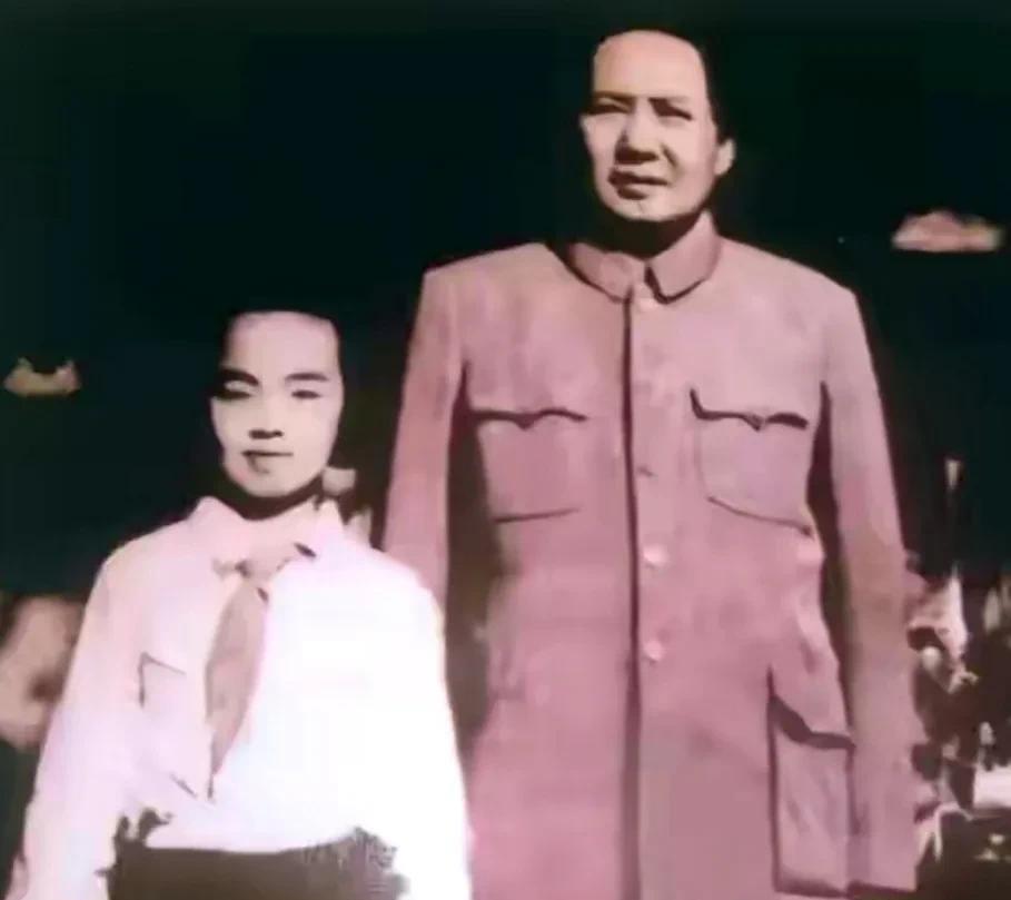毛主席和左权将军的女儿左太北的一张照片！1952年儿童节那天，毛主席接见了八一小