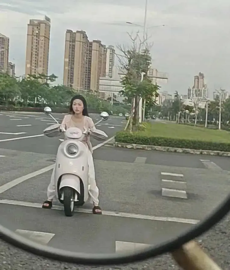 大早上的，遇到一个很美丽的女生。是缘分吗？
