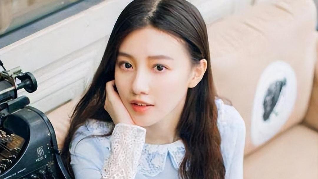 从矿泉水争议到演技封神：王鹤润的四年逆袭路