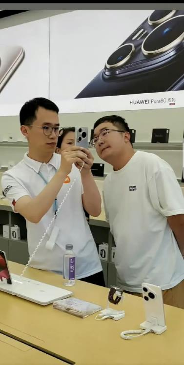 原以为“同行是冤家”，没想到小米高管王腾大大方方走进华为门店上手新机，想当年小米