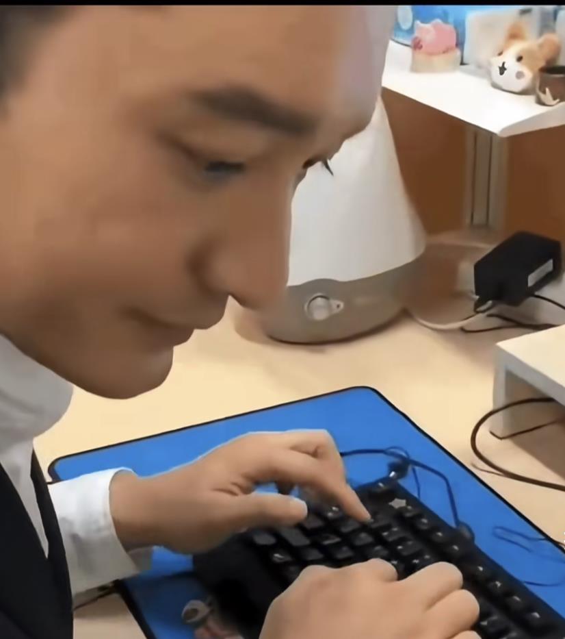 一觉醒来，黄晓明的天塌了！

截胡自己博士的居然是他！

报考博士的消息
