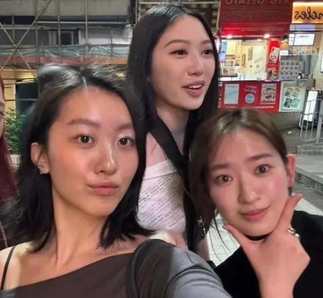 这3个美女都是香港星二代!2人已出道，1人准备出道
穿黑色露肩装的美女，是陈奕迅