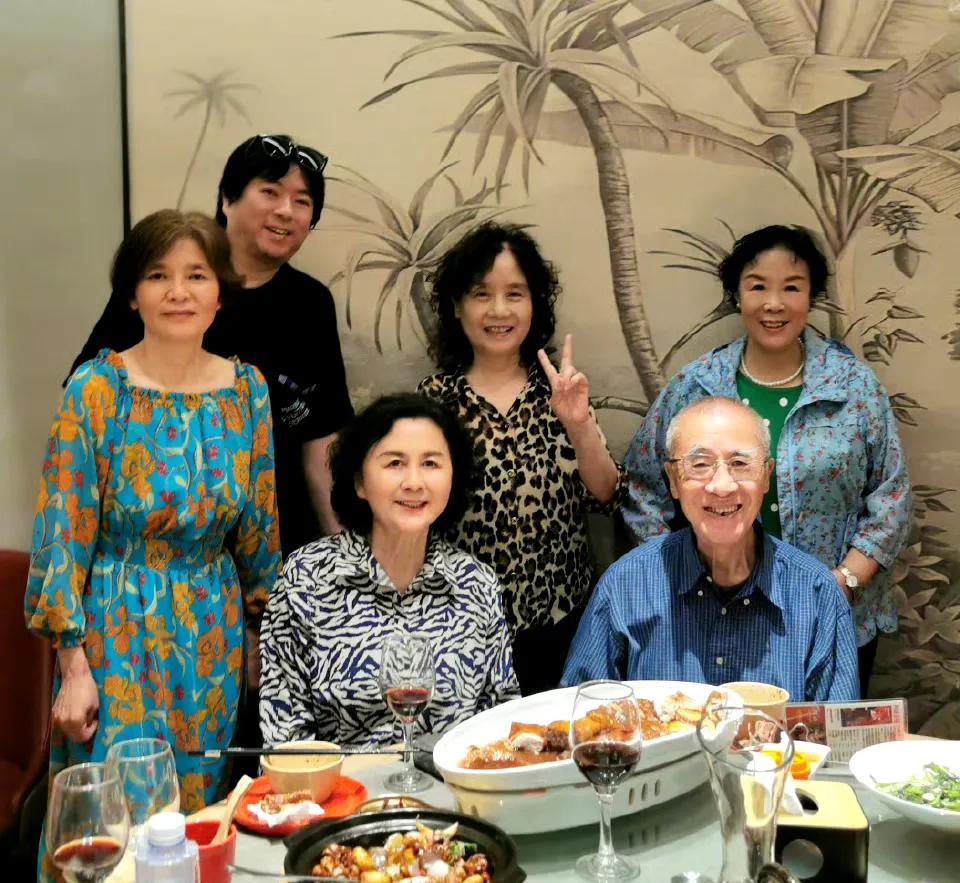 高晓松最近都要开心的睡不着了
那首火爆全网的《同桌的你》
是不是这位呀
眼光很不