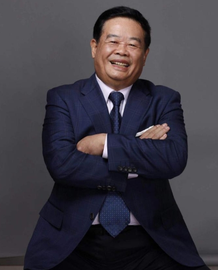 1978年，已婚的曹德旺爱上了一个年轻貌美的女子，他马上就向妻子提出离婚，然而妻