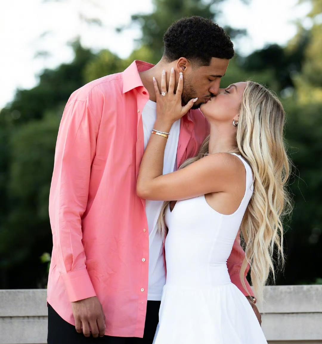 NBA球星哈利伯顿在母校向女友求婚成功，脚穿保护靴和助力车仍坚持完成跪地仪式。