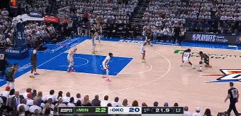 情况不妙！华子落地扭脚返回更衣室！
在今天NBA季后赛森林狼对阵雷霆的首节比赛末
