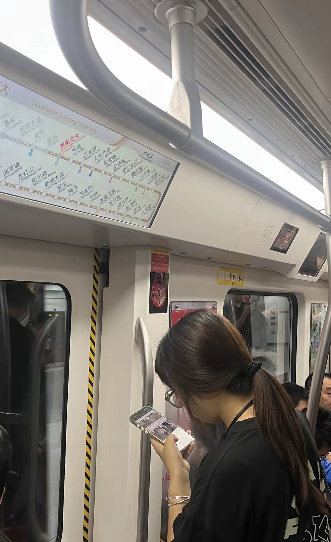 现在的年轻人真有钱，地铁上各个都是拿着七八千的手机。