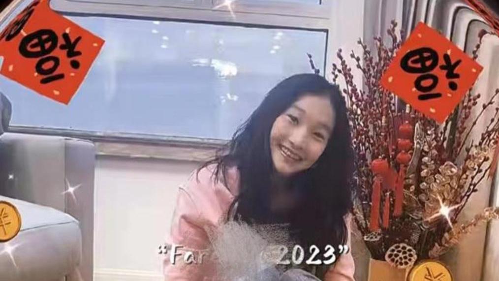 马伊琍16岁大女儿文君竹晒新年照，吃胖几斤更美了，和妹妹都酷似文章