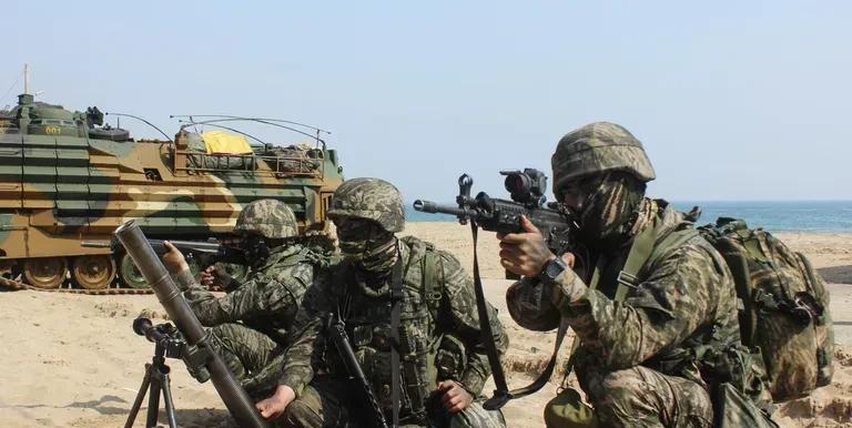 韩国在朝鲜海上边界附近进行大规模实弹演习
首尔时间2025年4月18日，韩国《韩