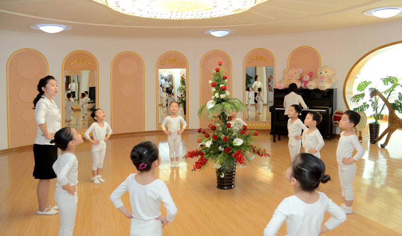 2016年，平壤庆上幼儿园跳舞的小朋友，旁边还有老师弹钢琴。