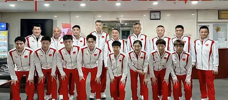 2025年乒乓球男女单打世界杯，
国乒女队分组如下：
第一组：孙颖莎，张默，简彤