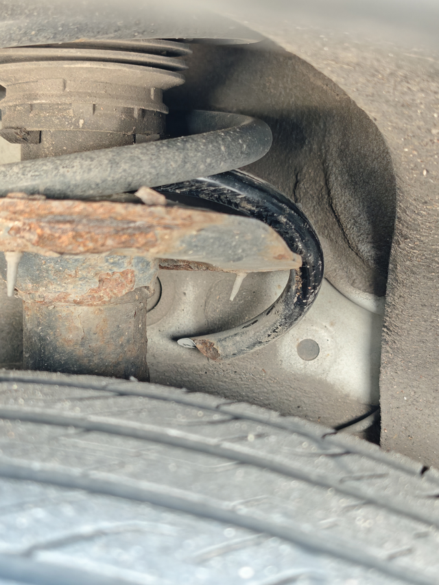 减震生锈减震弹簧断裂4年5万过保自费
宋 plus dmi，今天整整4年不过只开