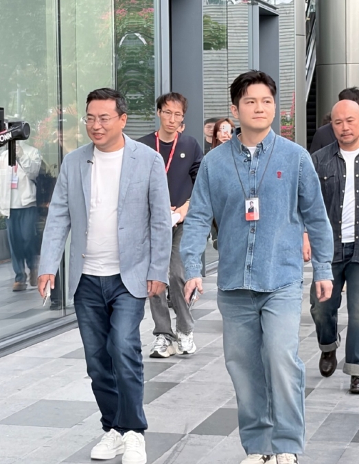 11月24日，REDMI冠军大使樊振东空降小米之家深圳大厦，参与一日店长活动。活