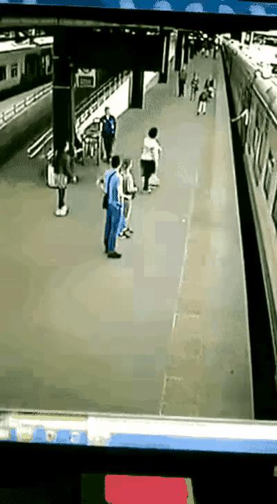 《找死》
这个女人太强势，
想坐火车已经迟。
虽然已迟强行上，
…………？
拋砖