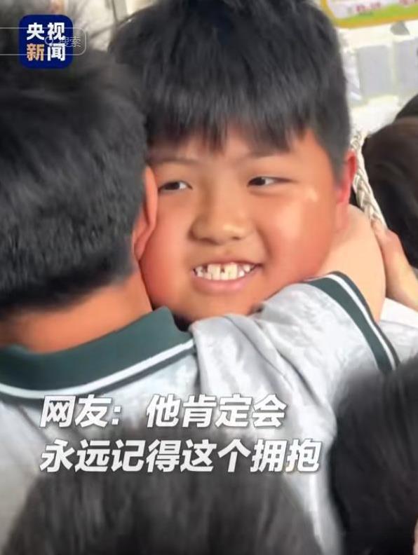 “这名老师火了！”河南洛阳，一老师让全班最内向的男孩，帮大家抽签，只要抽到空白签