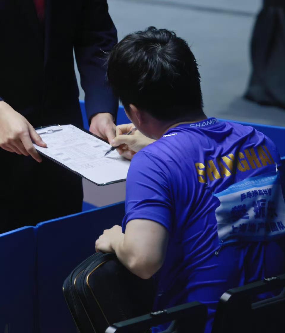 看到东东这个姿势了吗？
一笔一划认真地签名，签完后，笔尖是朝向自己递给球迷的。