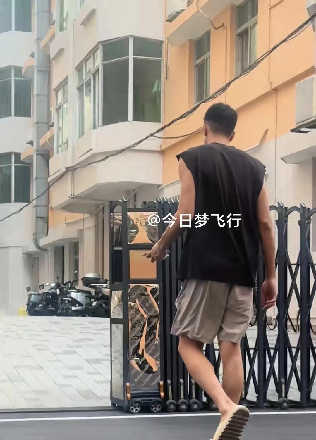 广东队球员王少杰下训回到俱乐部午餐！
今天中午，条哥王少杰结束上午的训练课，从训