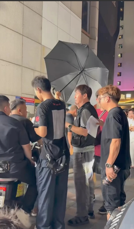 近日深圳华强北众星云集，拍摄央视出品的《奇迹》。继闫妮、胡歌后，范明也到华强北拍