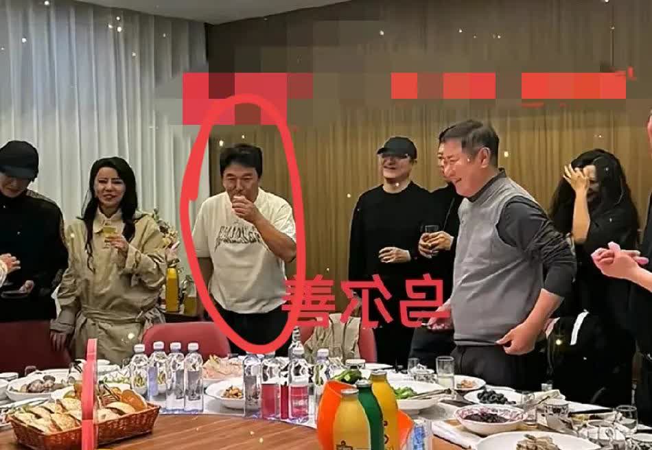 一觉醒来，
黄渤天塌了！

华表奖结束后，黄渤又聚餐了。   

黄渤