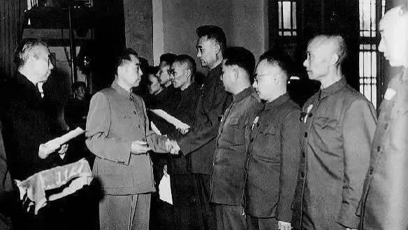 他的资历比徐向前都老，手下出2个大将15个上将，最终却只授中将
