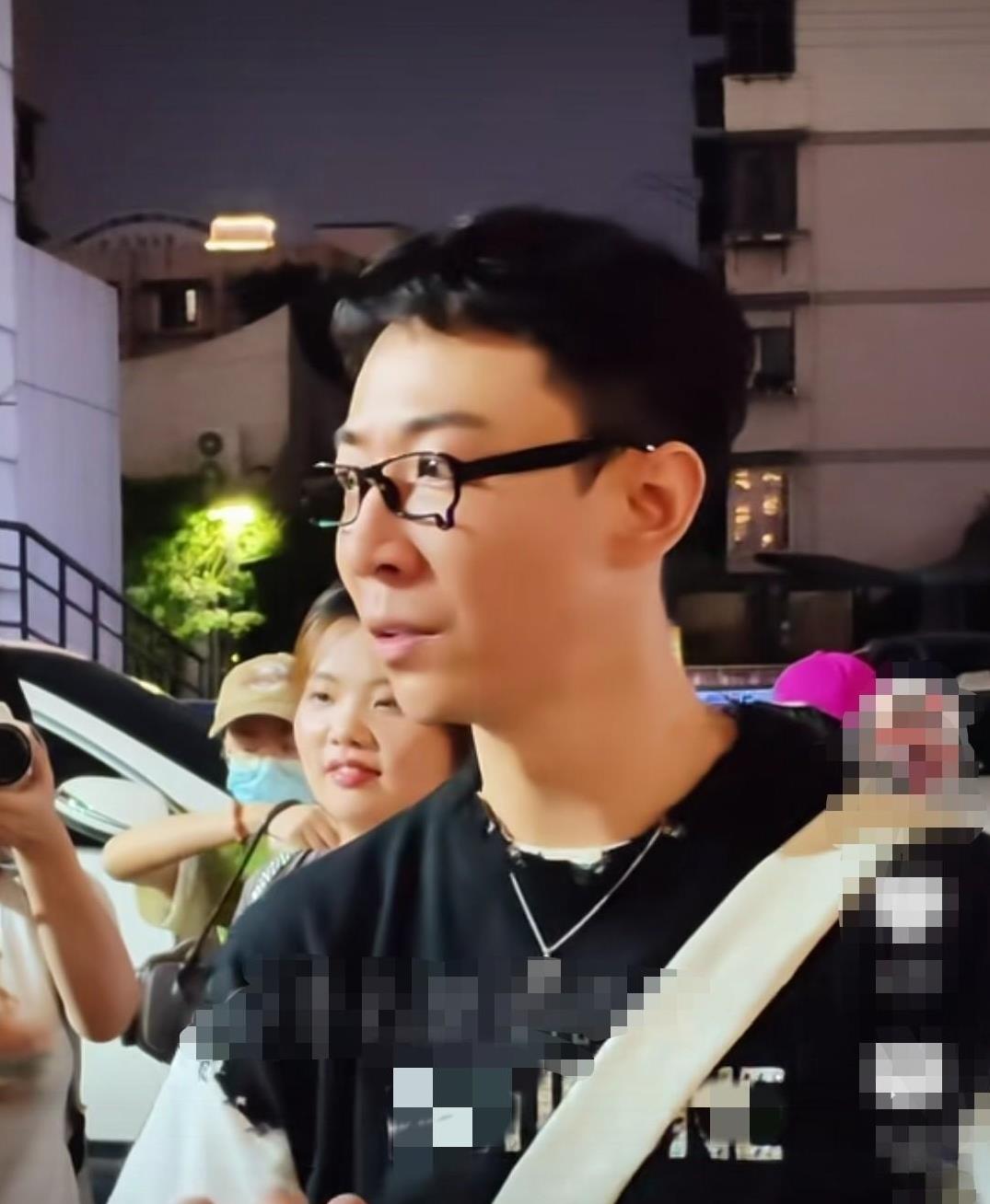 张维伊是个听劝的，
他终于舍得把头发剪短了，
换了一个新的发型，整个人看上去神清