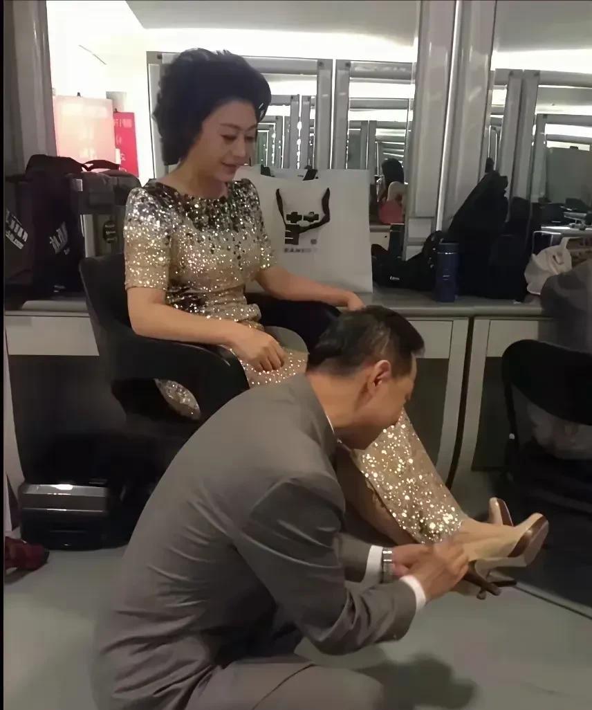 这张图绝对是P的！
我不相信作为人民的艺术家会这么做！
不知道这二位得罪了什么人