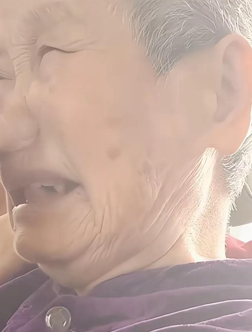 老人在车子上哭泣，为什么哭呢，因为她要被自己五个子女送到养老院，她含辛茹苦养了五