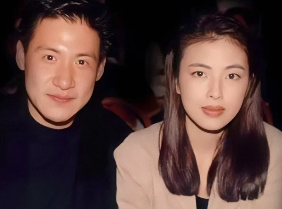 2002年，张学友老婆罗美薇因洁癖问题，在短短三年内辞掉了21名菲佣。那时，罗美