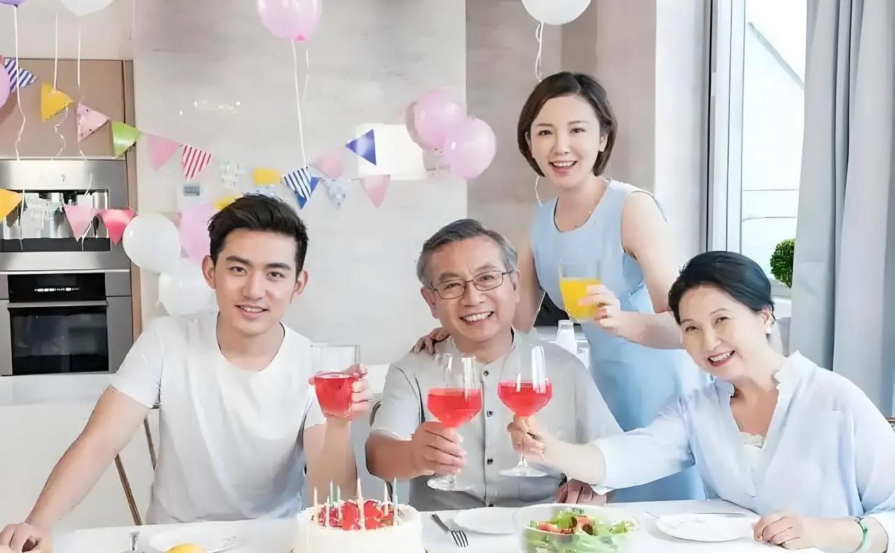 #父母老了，需要的是陪伴还是金钱#父母老去时，陪伴与金钱都有价值，但陪伴往往是更