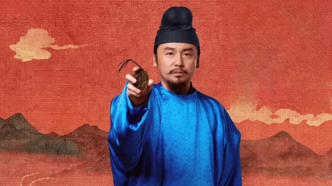 《长安的荔枝》剧中李善德一出场就身着石青色官服，戴着垂脚幞头。作为上林寺监事，李