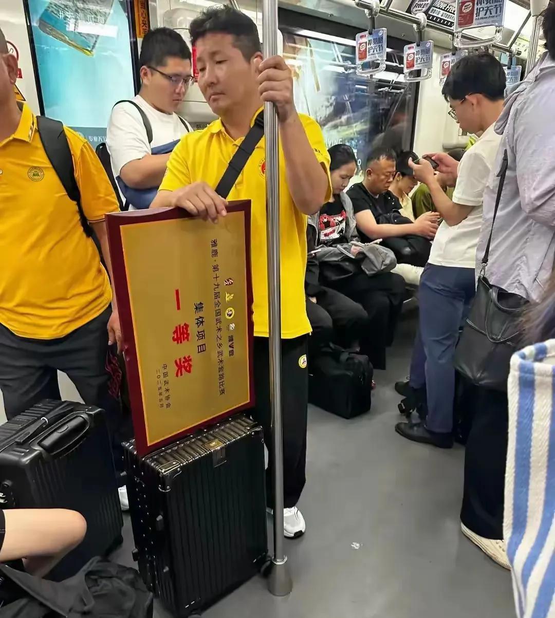 大哥获了个大奖，不是炫耀，是实在收纳不了。