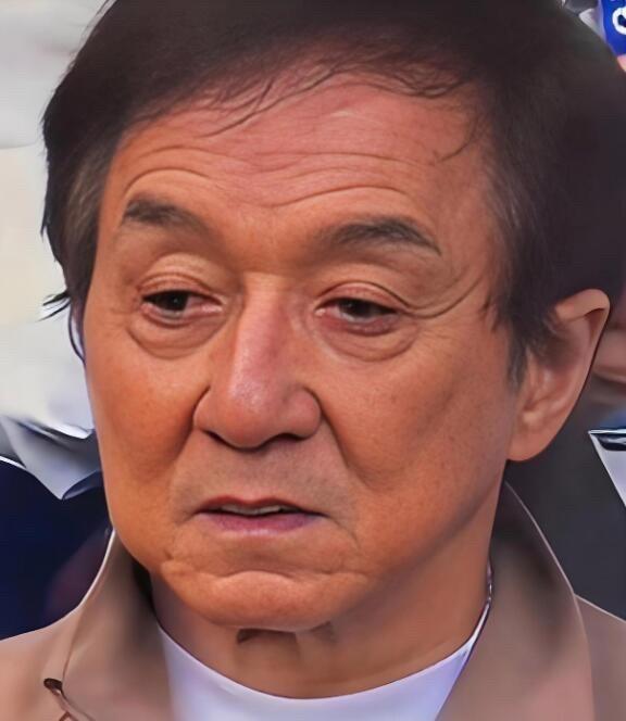 不得不承认，曾经的一代巨星，也在变老了，老得认不出来。满脸褶皱，就像街上的普通老
