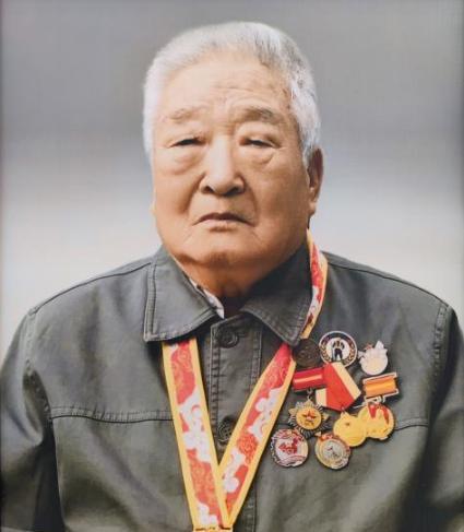 2024年，云南一96岁普通教师去世，学校召开追悼会才发现，这名老教师竟然获得3
