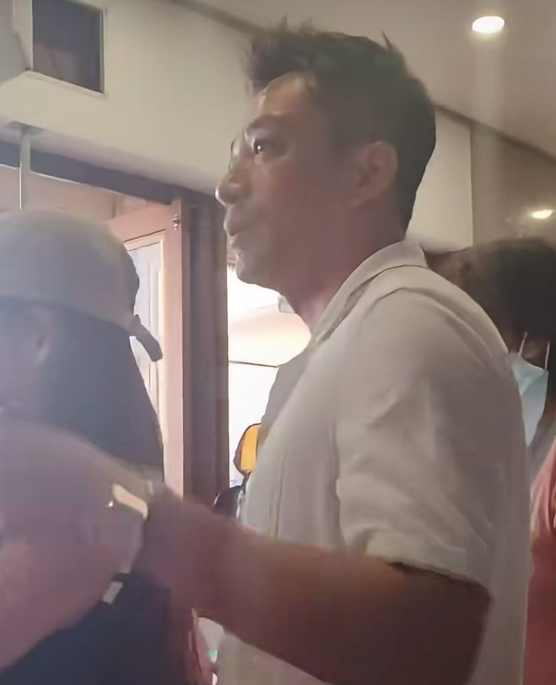 太逗了
汪小菲马筱梅从阿那亚返京了！有网友遇见偷拍发到了小某书上，立马有网友提醒