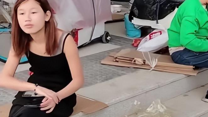 广东18岁女孩流浪街头，天生丽质，一男子隔三岔五找她：已带回家