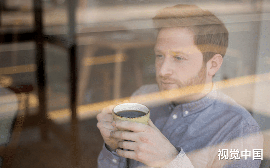 公司实习生通知我做他后爸，还让我把总监职位传给他，安心回家给他离婚四次的妈妈生个女儿