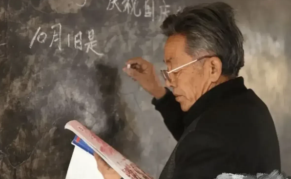 我建议33年教龄以上， 年满50岁的教师提前退休。