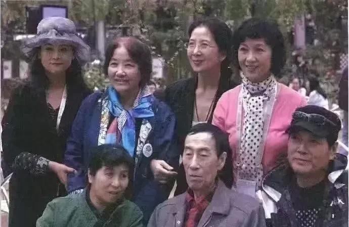 这张老照片有点模糊了，但站后排右一、二的龚雪、吴海燕还是一眼就认出来了，上世纪八