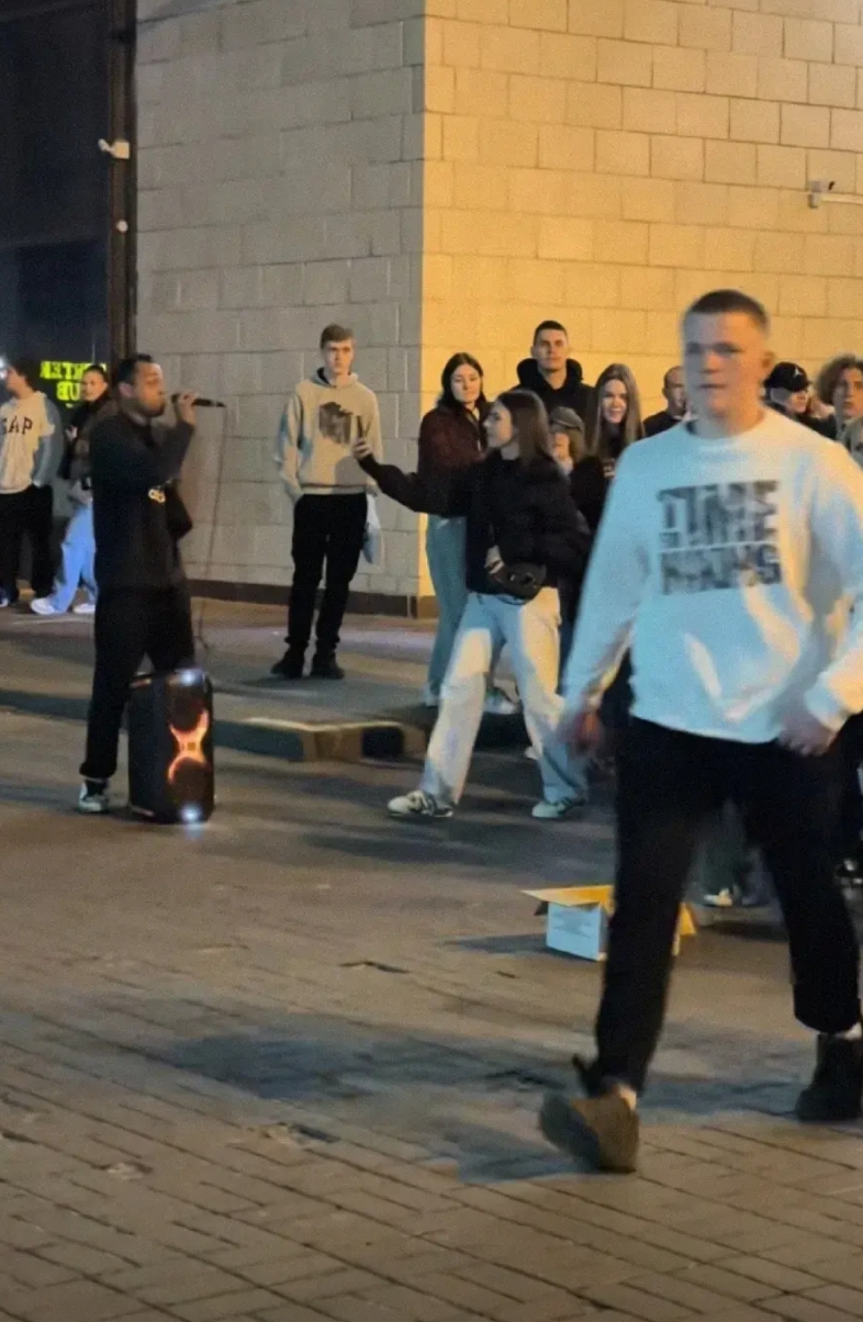 现在的乌克兰已经变成截然不同的两个世界了，在首都基辅的街头巷尾依旧是，灯红酒绿，