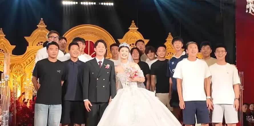 大连英博守门员大婚，马莱莱去哪儿了？
9月1日，大连球员葛彭举行了婚礼，大连英