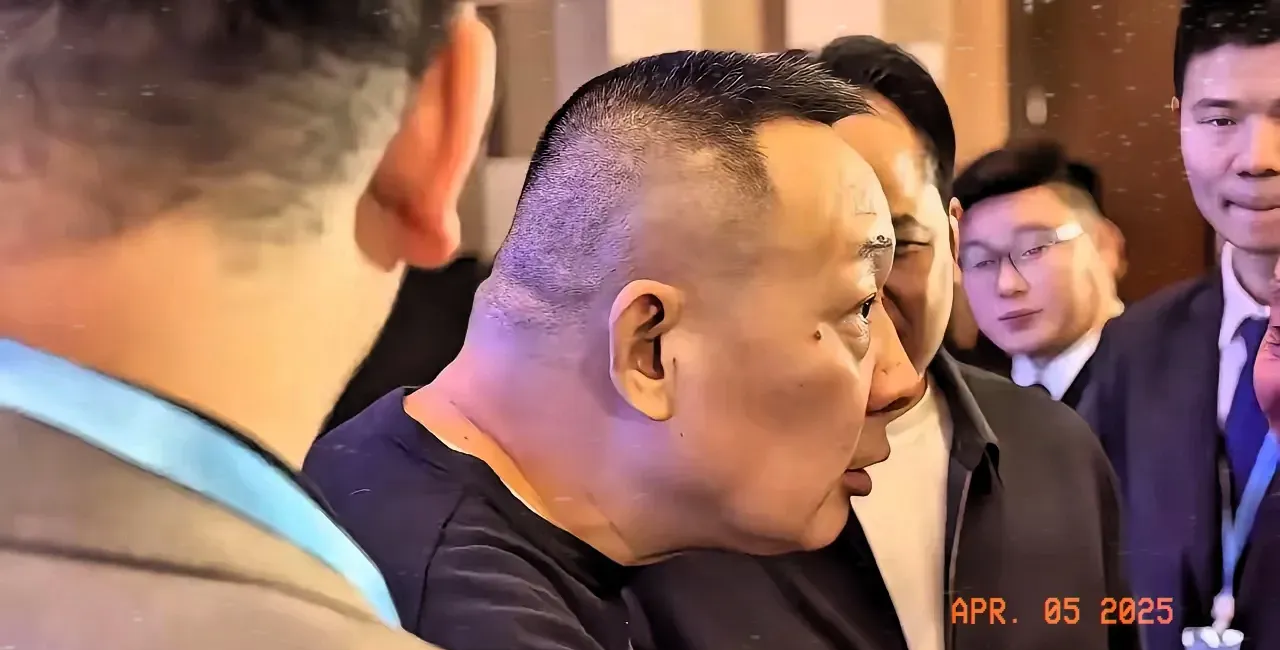 商超圈最近这两天，于东来在行业峰会上 “怼” 永辉的事儿可太火了！