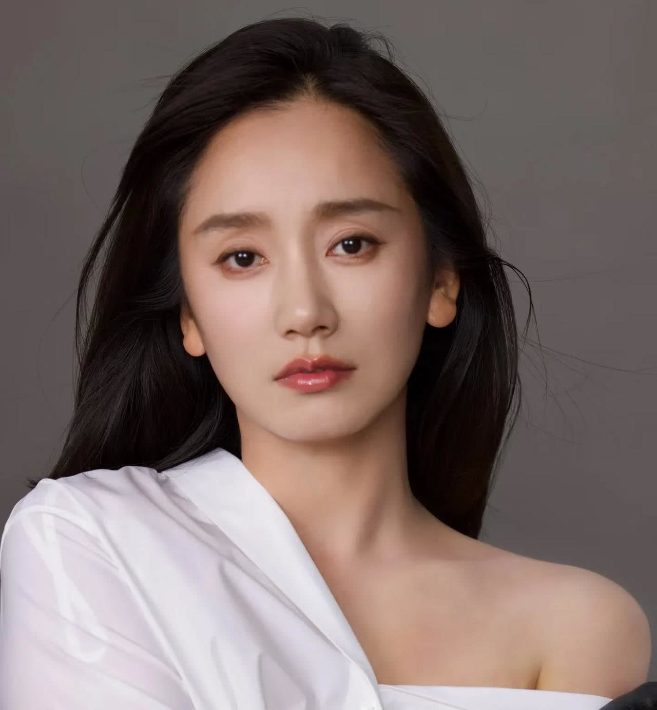 不查不知道，

一查吓一跳，

董晴不仅是知名导演尤小刚的“嫡传”弟子，