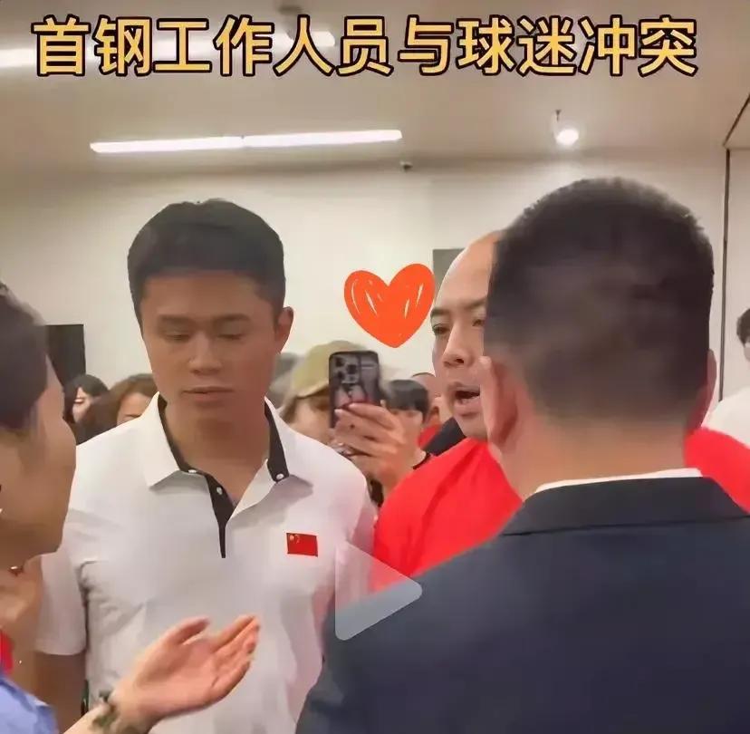 孙铭徽一脚踢飞篮球，赛场瞬间炸锅！
比赛结束哨声刚响，广厦队孙铭徽突然暴起，对着