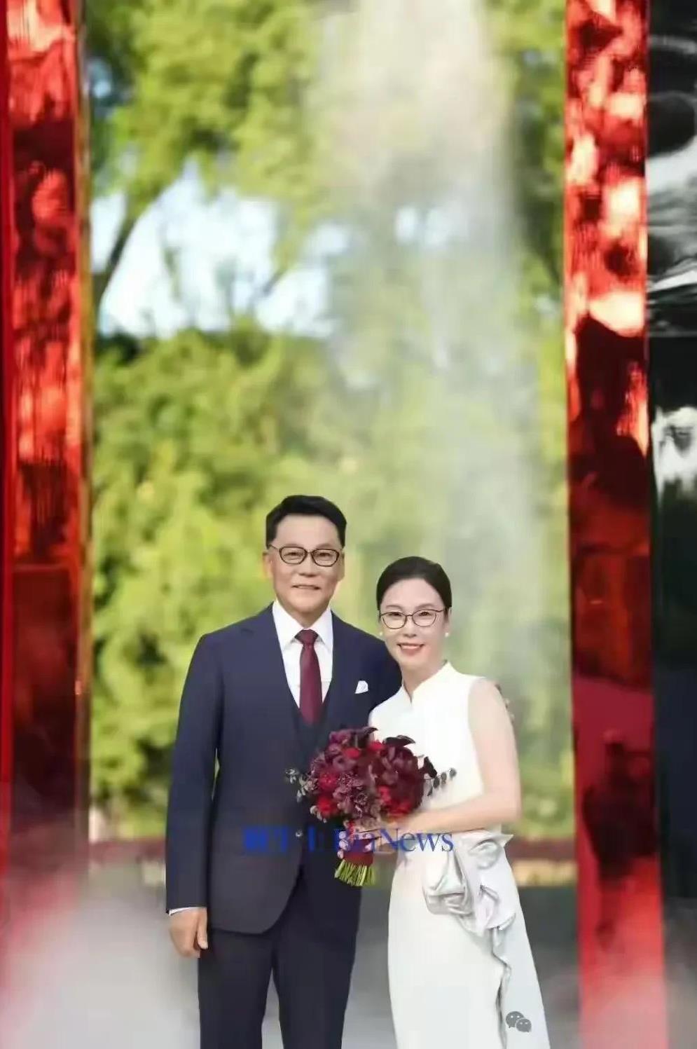 李国庆梅开二度
当当网前创始人李国庆离婚后又再婚了，老李梅开二度，钻石婚姻闪耀人