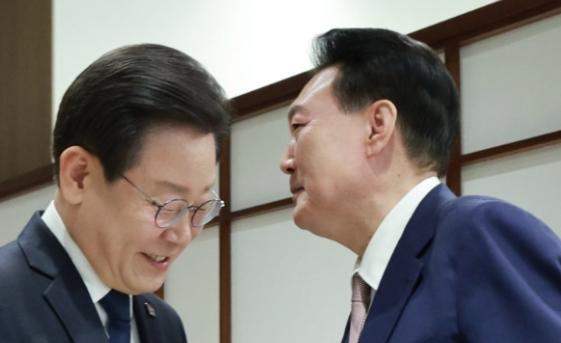 李在明作出重磅承诺，对待尹锡悦必须下死手，绝不像文在寅那样手下留情！
马上就是韩