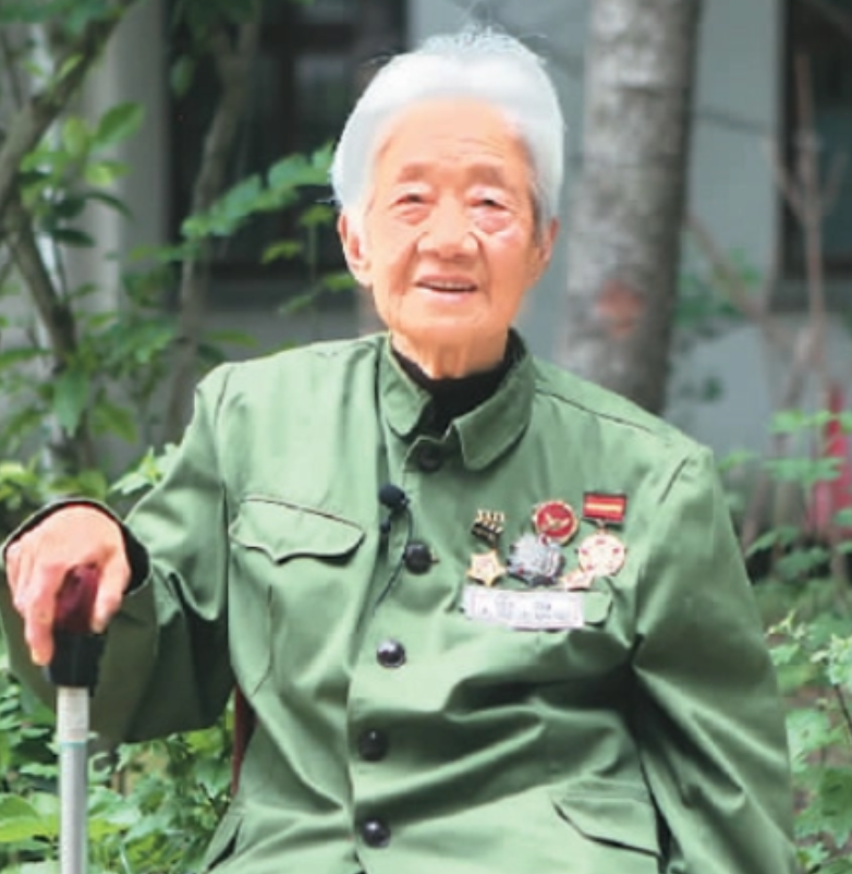 1952年，上甘岭的卫生所里，16岁的护士王清珍查护时，发现一名无法自主排尿的战